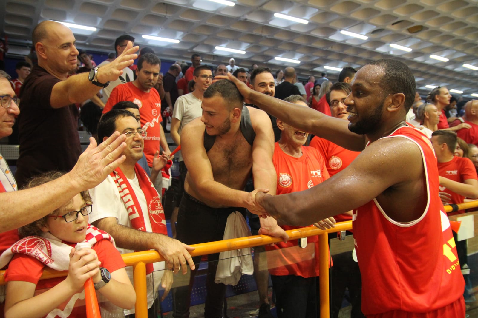 סטורם וורן מודה לאוהדי באר שבע בקריית גת. מקים הקבוצה אייל חטב מבסוט (צילום: באדיבות שי מוגילבסקי)